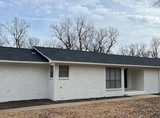 214 College St, Batesville, MS 38606