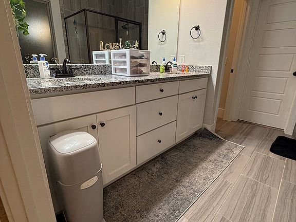 Master bed attached bathroom