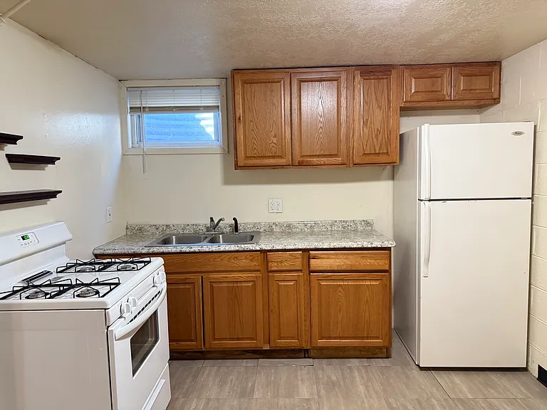321 W 5th St #A — Photo 12