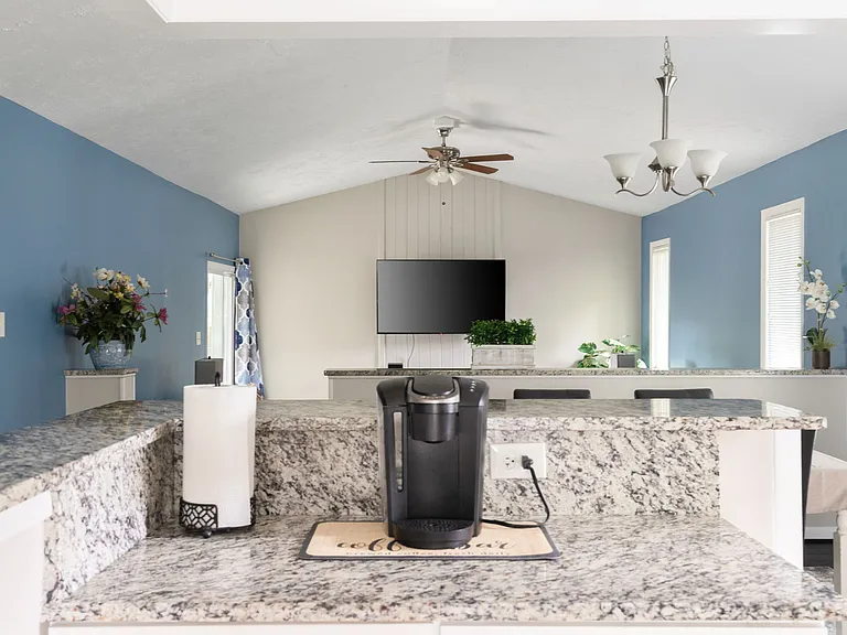 1902 Cambridge Dr — Photo 14