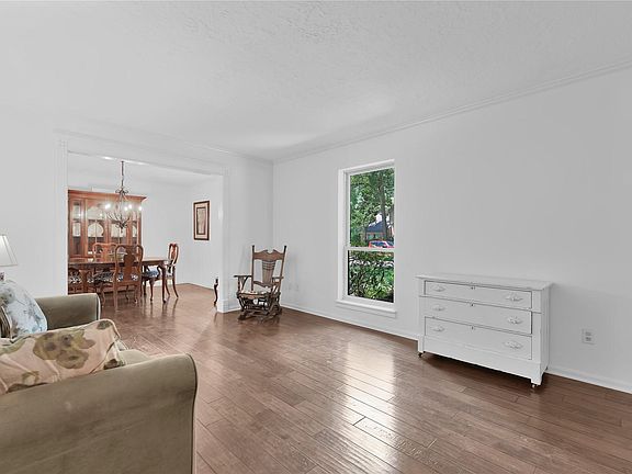 5th image of 3306 Parkdale Dr