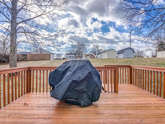5th image of 1047 Almond Dr