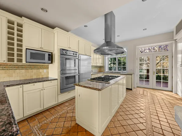 219 East 31st Street image 2 of 11