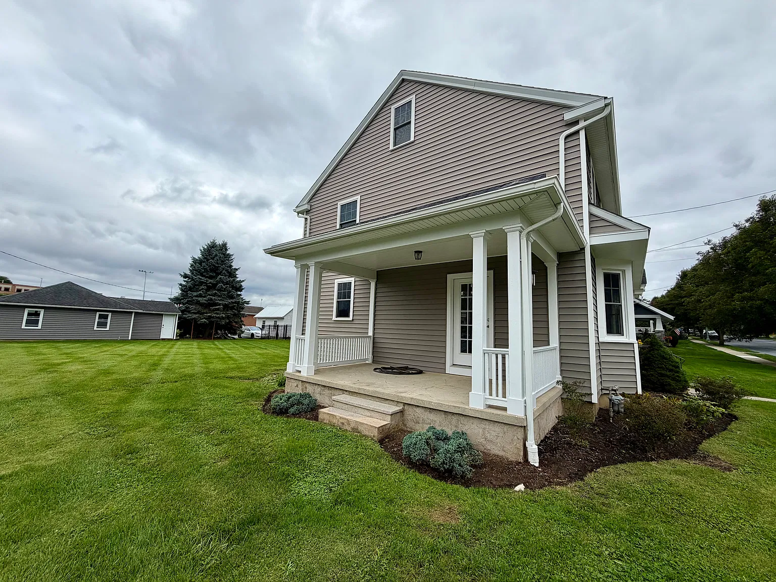 4 bed, 2.5 bath, 2088 sqft, $2,850 — Photo 2