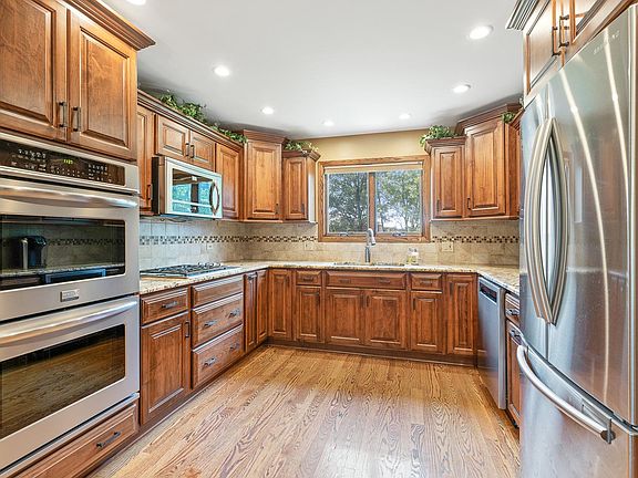3rd image of 135 Vail Dr