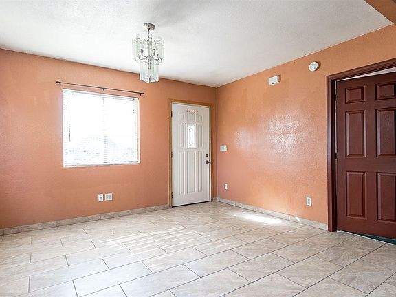 5th image of 907 S Myrtle Ave