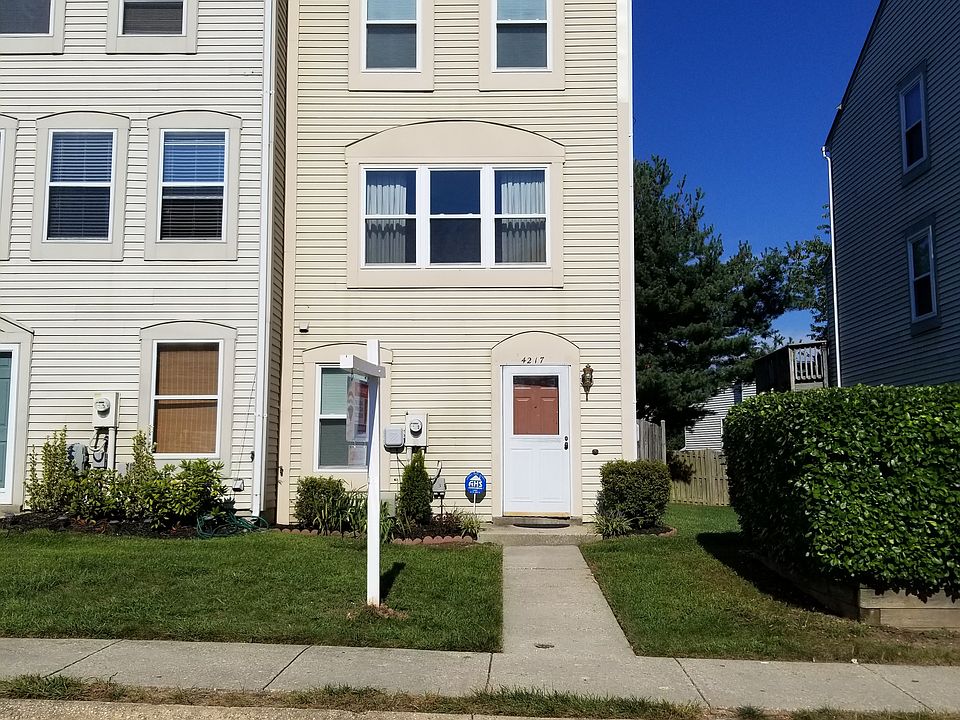 End Unit TH w/ Easy Parking!
