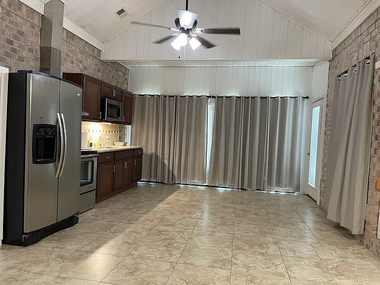 213 Duchess Ct — Photo 4