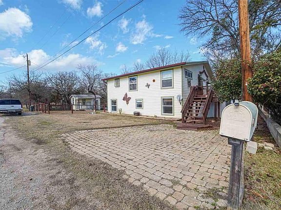 3rd image of 605 Cove Cir