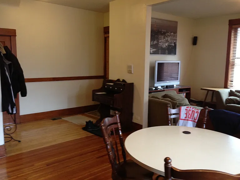1358 W Barry Ave #1W — Photo 3