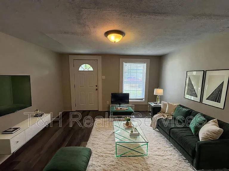 2116 Woodlawn Ave — Photo 2