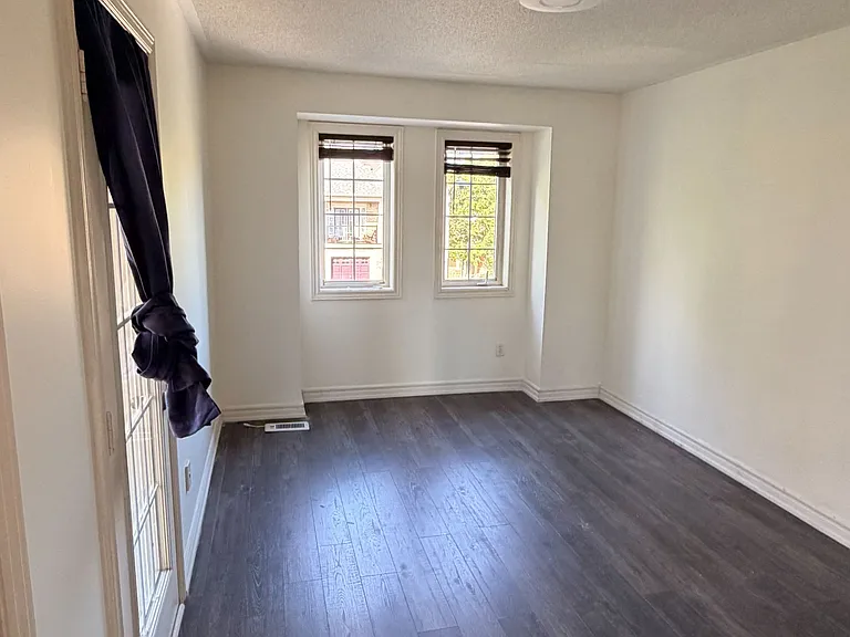 2443 Newcastle Cres — Photo 7