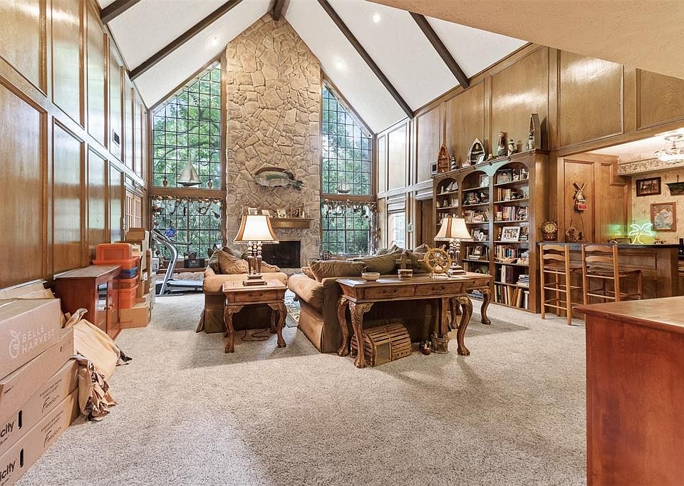 This room is love at first sight. Not only it's grand and open, but it provides easy access to the kitchen, home office, master suite and the patio (via French doors).