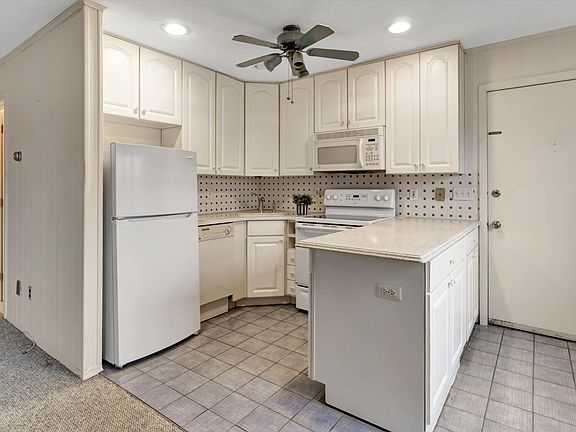 3rd image of 40 Canoe Place Rd APT 7