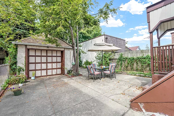 Sold by Mitra Hakimi Realty Group, LLC | media 28