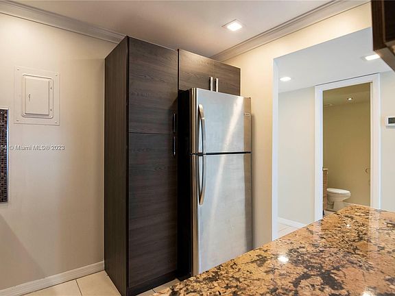 4th image of 16710 NE 9th Ave APT 605