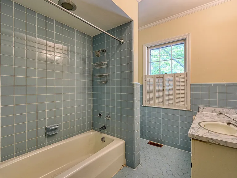 831 John B White Sr Blvd — Photo 38