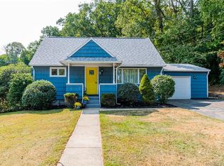 7 Richards Grove Rd, Quaker Hill, CT 06375