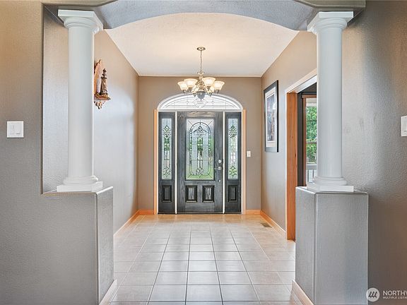 5th image of 2487 Redwood Avenue