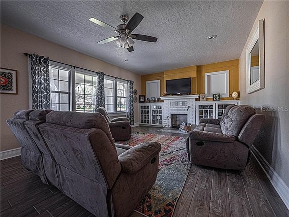 4th image of 1015 Hibiscus Dr E