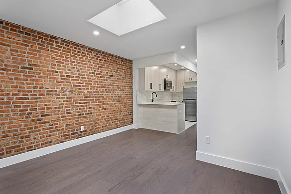 Rented by Safdie Realty Group | media 19