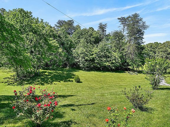 3rd image of 417 Margaret Cir