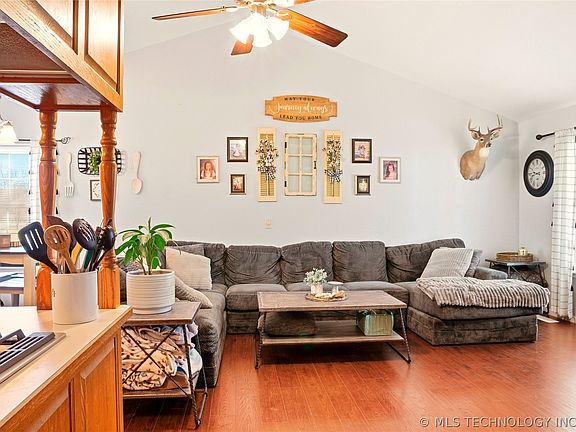 4th image of 1627 S Locust Ave