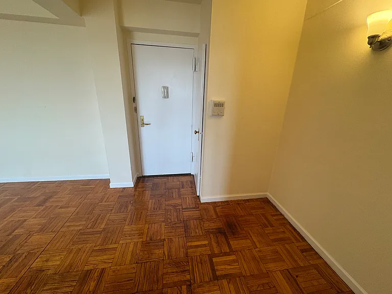 1430 Parkchester Rd — Photo 1