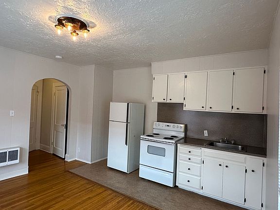 4th image of 635 NE Randall Ave #212