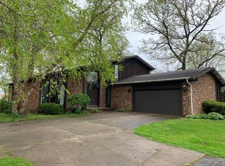 1542 Bittersweet Dr, Saint Anne, IL