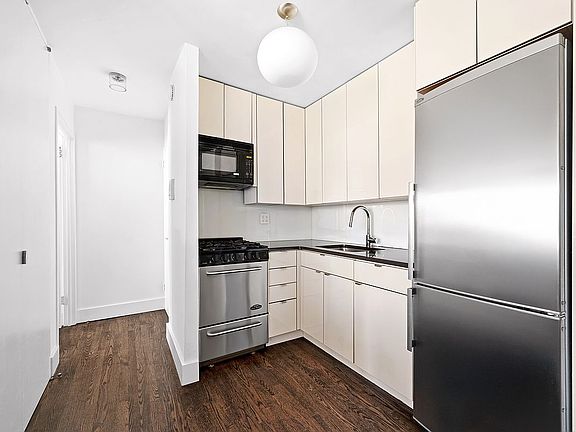 3rd image of 353 E 72nd St APT 14A