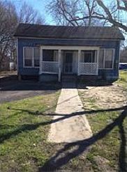 1st image of 104 E Kleb St