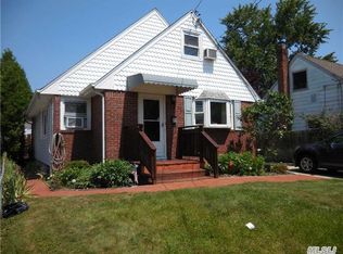 32 Moore Dr, Bethpage, NY 11714