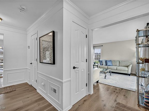 3rd image of 3069 Appleby Ln