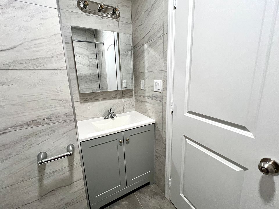 1st Full Bathroom with Bathtub