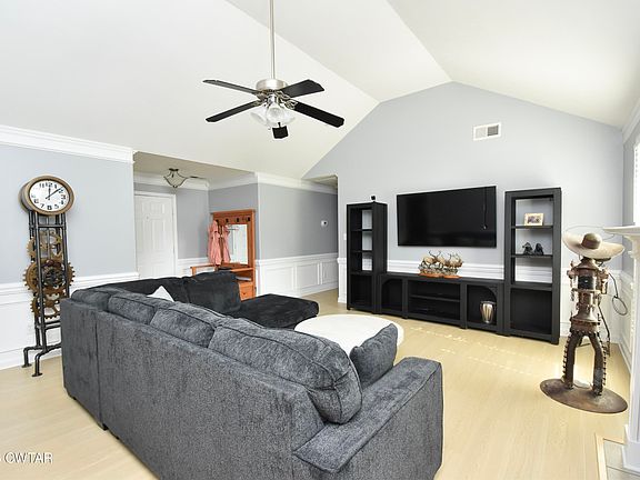 4th image of 114 Roxbury Dr