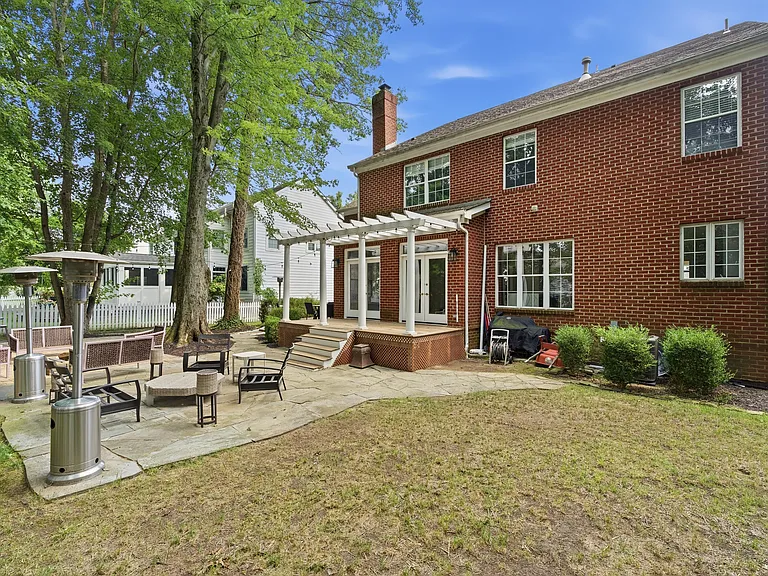 7362 Hampsted Sq N — Photo 45