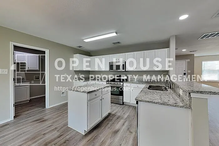 1056 Silver Spur Ln — Photo 5