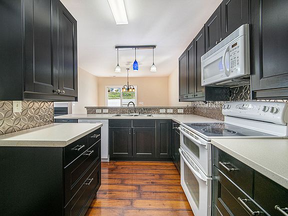 3rd image of 208 Woodbridge Cir