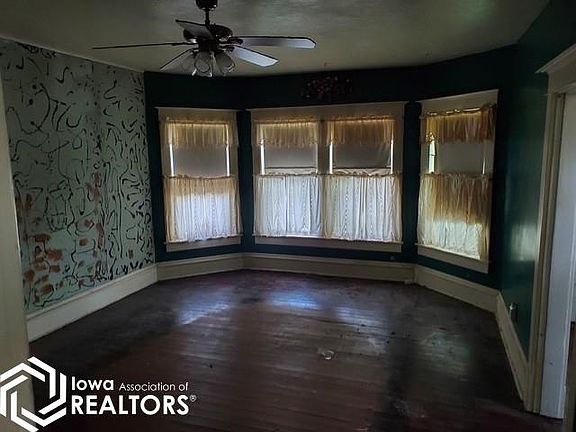 5th image of 212 Dewey St