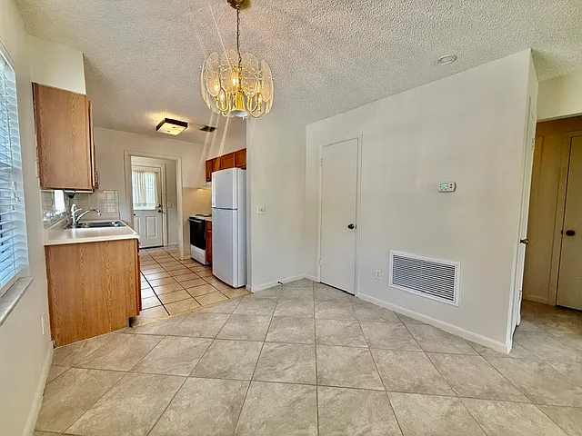 223 N Adelle Ave — Photo 8