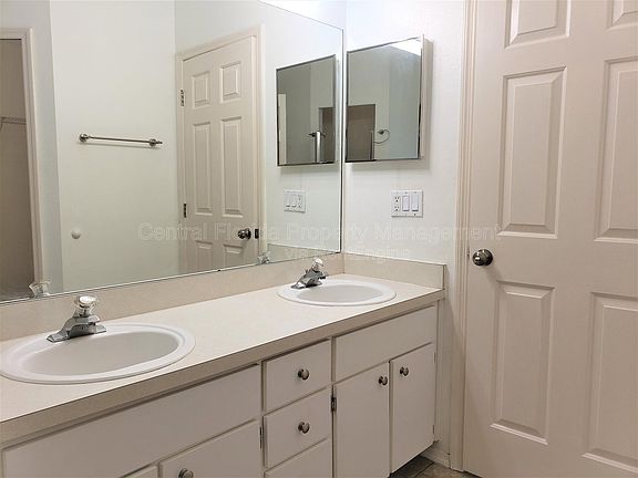 2nd image of 2226 Justin Ave