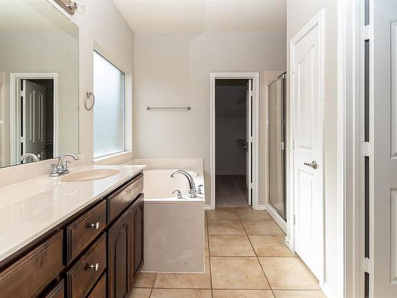 4th image of 725 W Bend Blvd