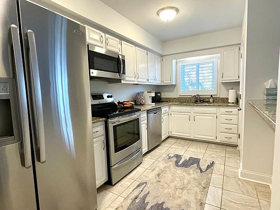 3rd image of 332 Causeway Dr