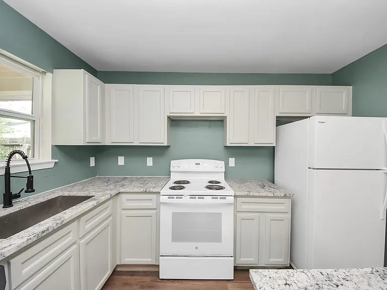 608 Trinity Ln — Photo 10