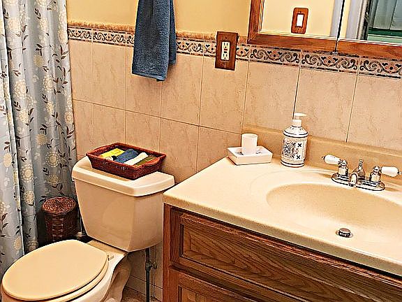 1st floor - Full bathroom