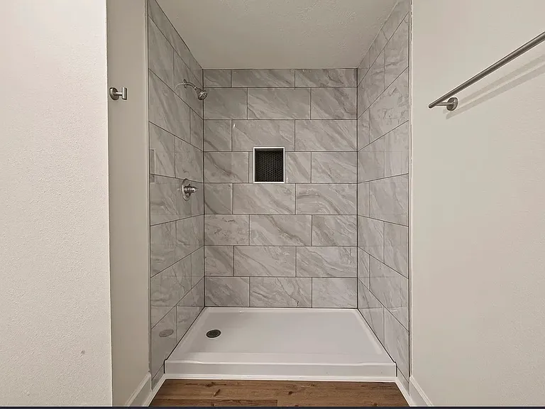 915 W Lewis St — Photo 9