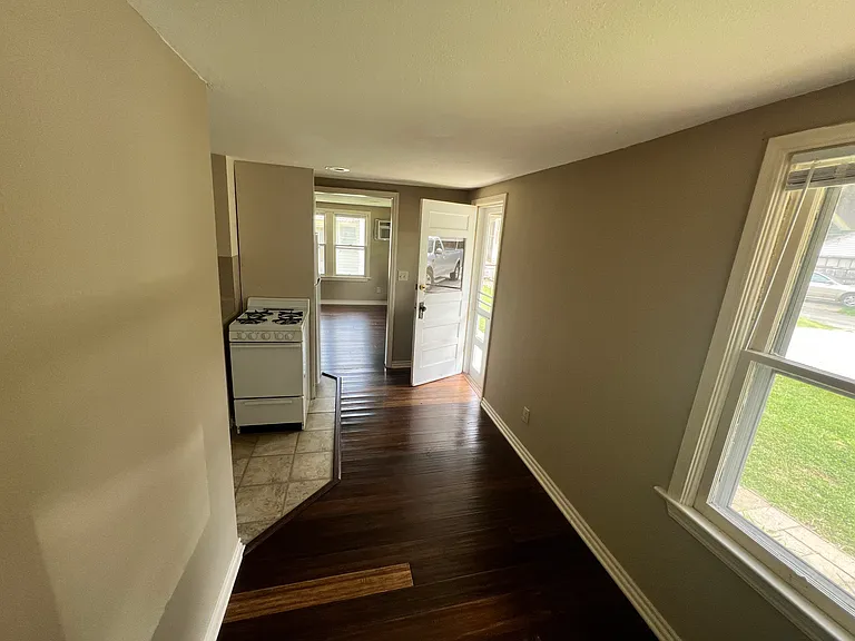 916 1/2 W Brooks St — Photo 3