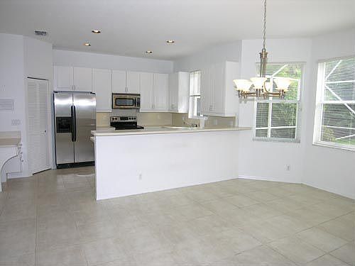 Large Eat-In Kitchen