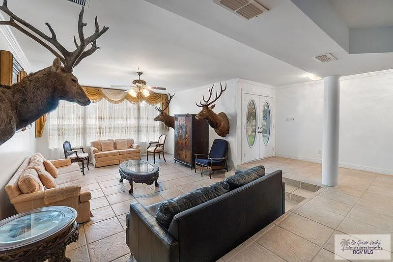5 bed, 5.5 bath, 5289 sqft, $3,750 — Photo 2